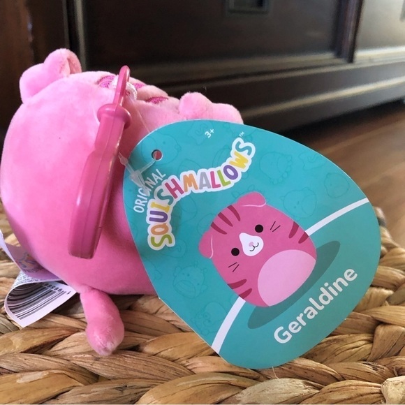 Squishmallows bag clip: Geraldine the pink cat 3” - Picture 4 of 6